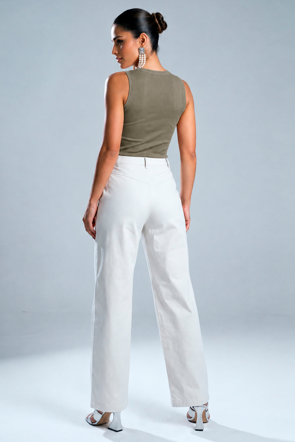 COR: OFF WHITE [colmeia-image:2a1103d7-a5b2-45a5-ad86-19ff676a9515]