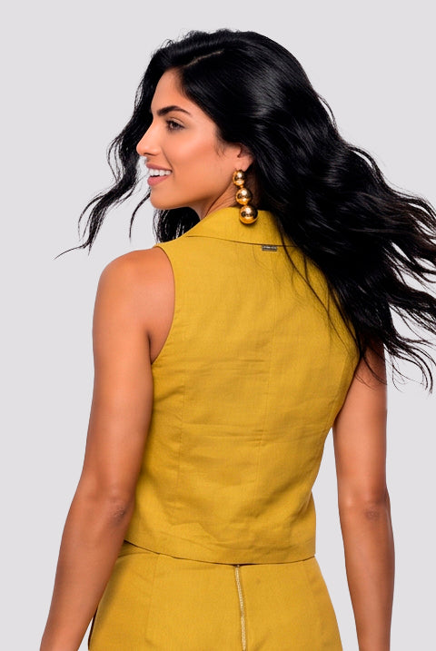 Blusa Colete Com Maxi Gola E Abotoamento