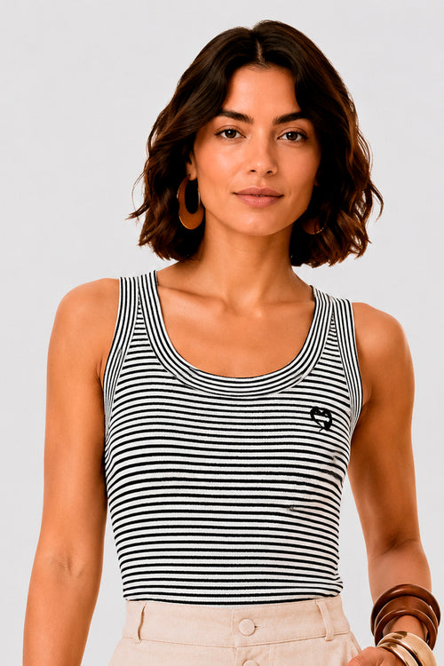 Carregar imagem 1 na visualização da galeria. Blusa Com Bordado